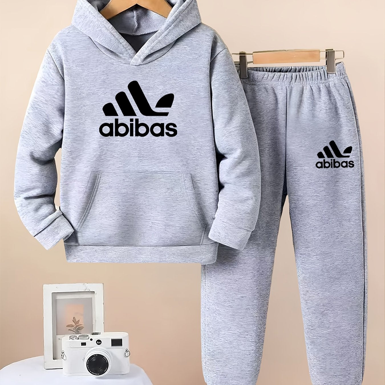 Ensemble de hoodie et de pantalon bleu marine pour garçons - Imprimé Adidas tendance, vêtements décontractés durables avec taille élastique et manches, confort toutes saisons, parfait pour les activités de plein air, vêtements toutes saisons | Tenue tenda