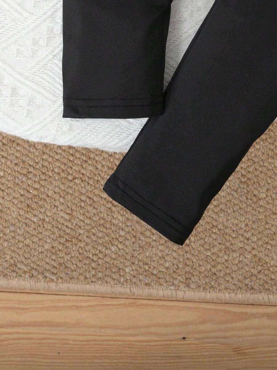 Ensemble de deux pièces pour jeune fille pour le printemps et l'automne, avec haut ceinturé et leggings, avec un sens de la conception et de la qualité