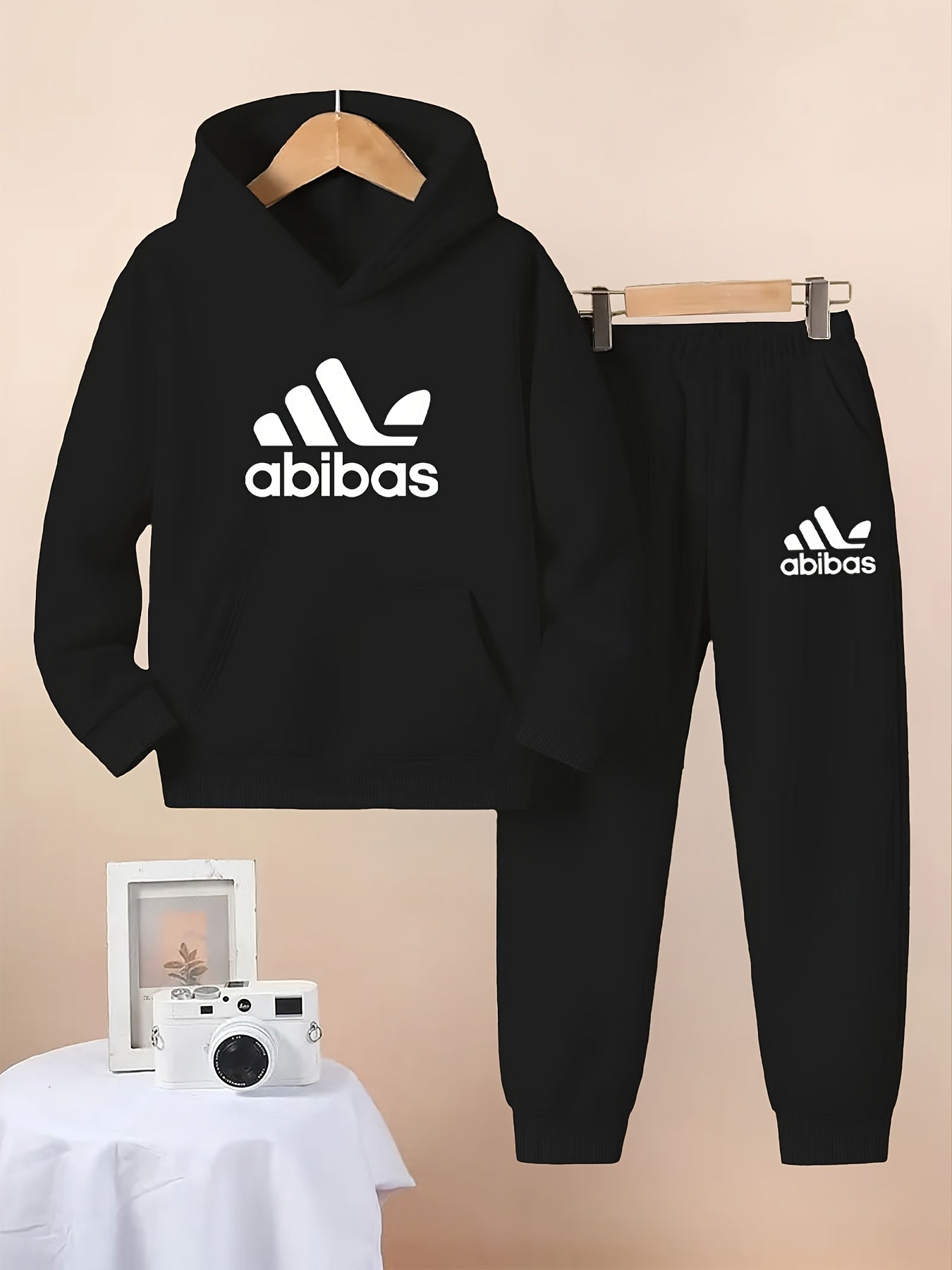 Ensemble de hoodie et de pantalon bleu marine pour garçons - Imprimé Adidas tendance, vêtements décontractés durables avec taille élastique et manches, confort toutes saisons, parfait pour les activités de plein air, vêtements toutes saisons | Tenue tenda