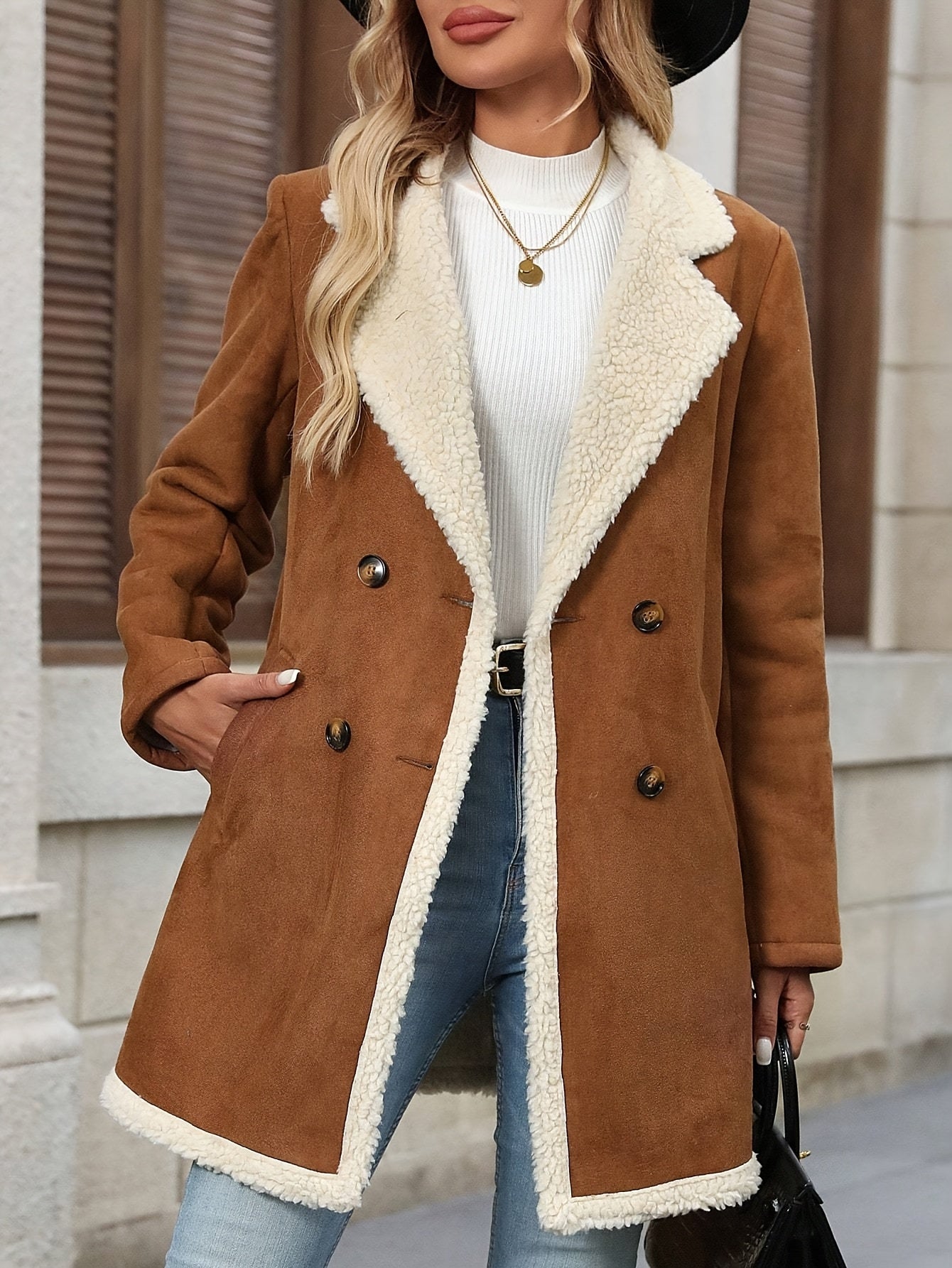 Manteau Long Élégant Double Boutonnage pour Femme - Chaleur Hivernale, Contraste Marron & Blanc, Devant Boutonné, Poches à Rabat, Style Décontracté, Vêtement Toutes Saisons, Vêtement d'Hiver Décontracté | Design Couleur Contrastée | Manteau Boutonné