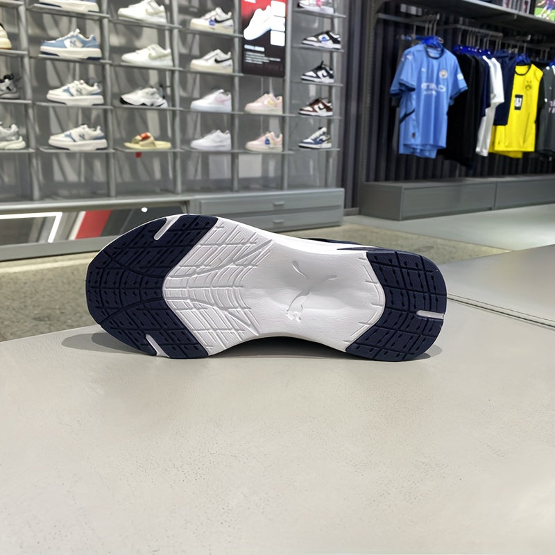 Chaussures PUMA pour hommes légères et breathables, toutes saisons, design bleu marine et blanc, semelle en caoutchouc et upper en fabric, support de stabilité