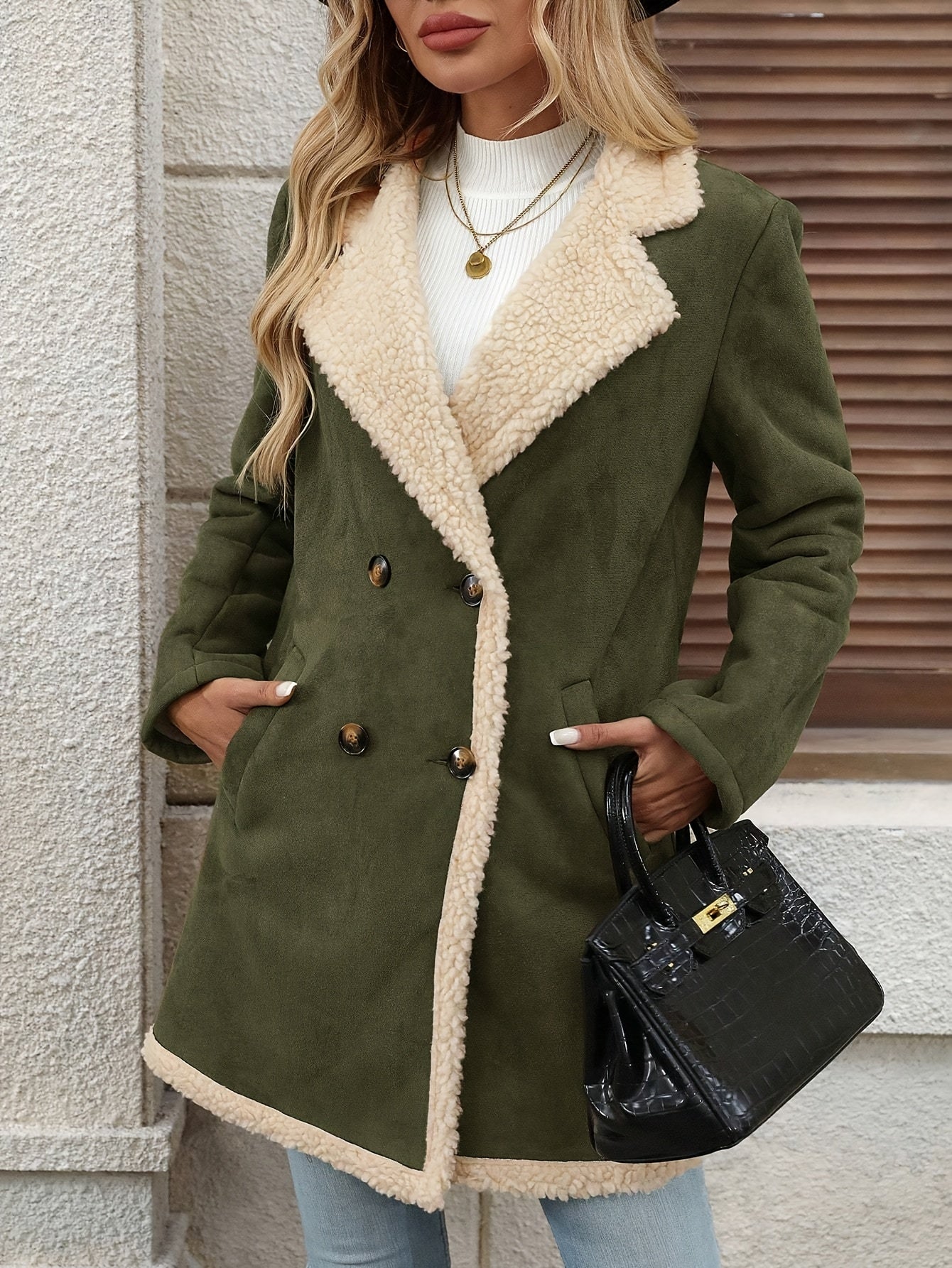 Manteau Long Élégant Double Boutonnage pour Femme - Chaleur Hivernale, Contraste Marron & Blanc, Devant Boutonné, Poches à Rabat, Style Décontracté, Vêtement Toutes Saisons, Vêtement d'Hiver Décontracté | Design Couleur Contrastée | Manteau Boutonné