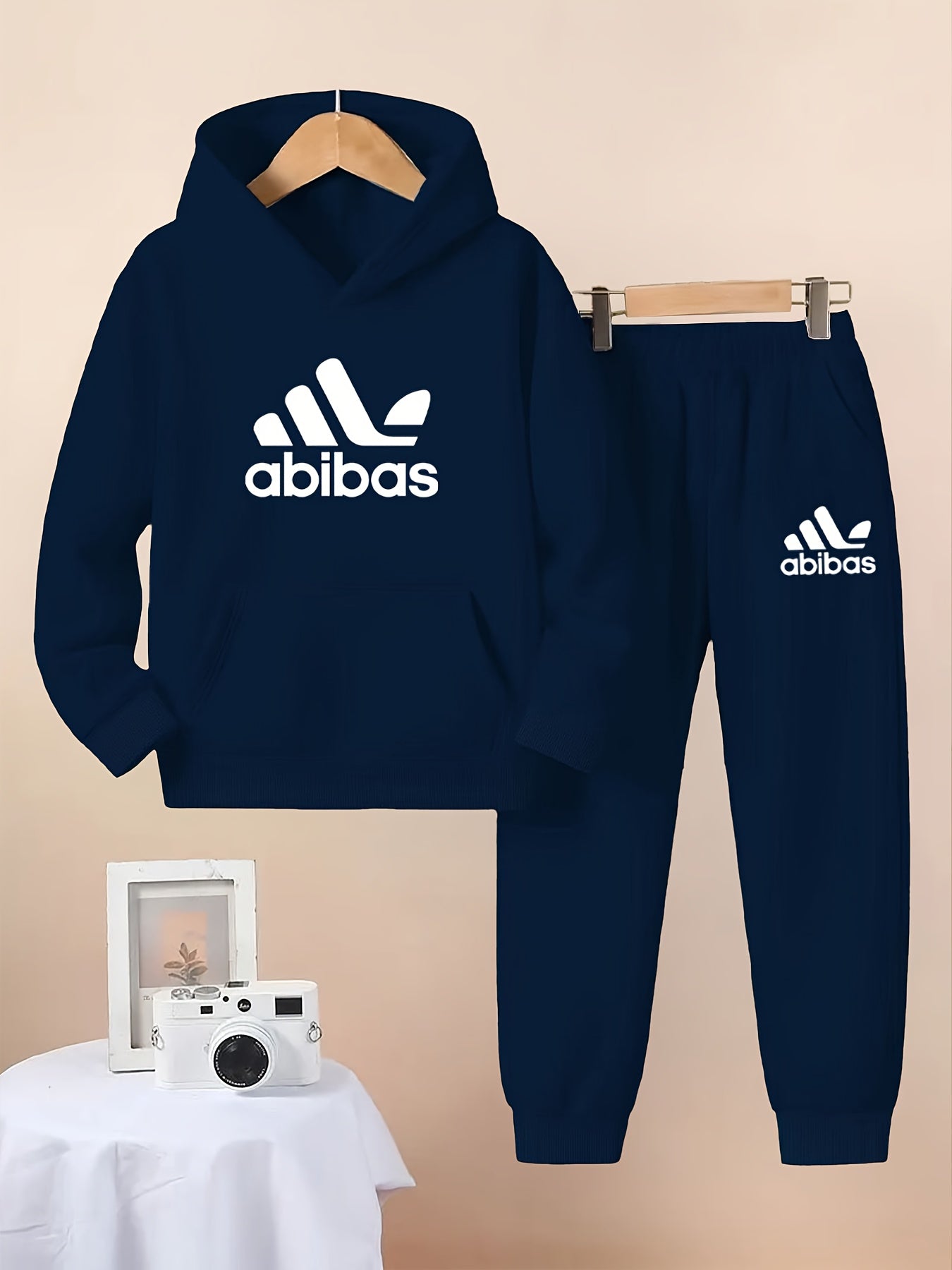 Ensemble de hoodie et de pantalon bleu marine pour garçons - Imprimé Adidas tendance, vêtements décontractés durables avec taille élastique et manches, confort toutes saisons, parfait pour les activités de plein air, vêtements toutes saisons | Tenue tenda