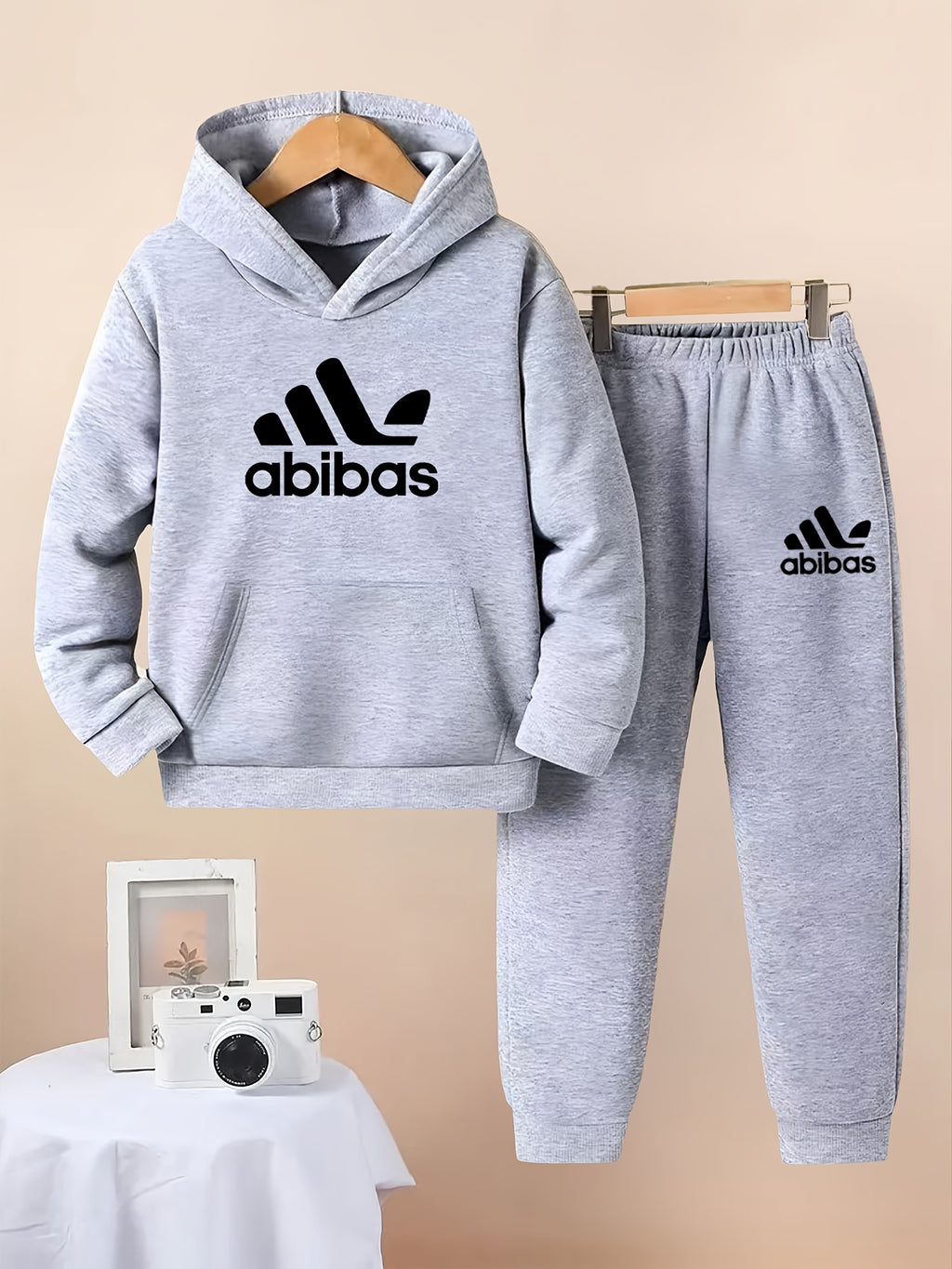 Ensemble de hoodie et de pantalon bleu marine pour garçons - Imprimé Adidas tendance, vêtements décontractés durables avec taille élastique et manches, confort toutes saisons, parfait pour les activités de plein air, vêtements toutes saisons | Tenue tenda
