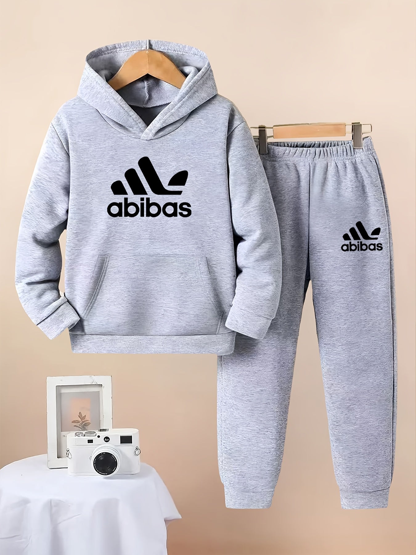 Ensemble de hoodie et de pantalon bleu marine pour garçons - Imprimé Adidas tendance, vêtements décontractés durables avec taille élastique et manches, confort toutes saisons, parfait pour les activités de plein air, vêtements toutes saisons | Tenue tenda