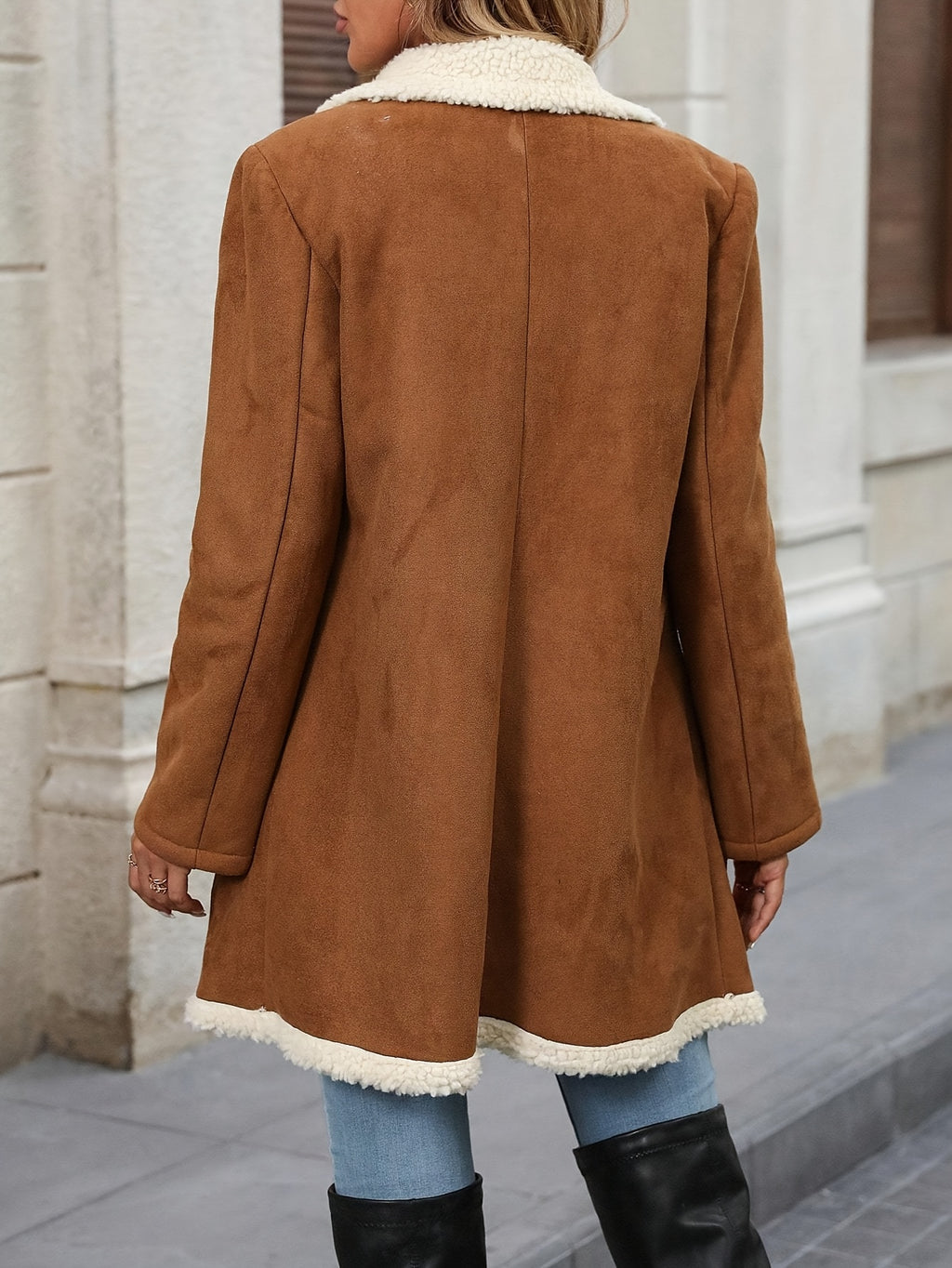Manteau Long Élégant Double Boutonnage pour Femme - Chaleur Hivernale, Contraste Marron & Blanc, Devant Boutonné, Poches à Rabat, Style Décontracté, Vêtement Toutes Saisons, Vêtement d'Hiver Décontracté | Design Couleur Contrastée | Manteau Boutonné