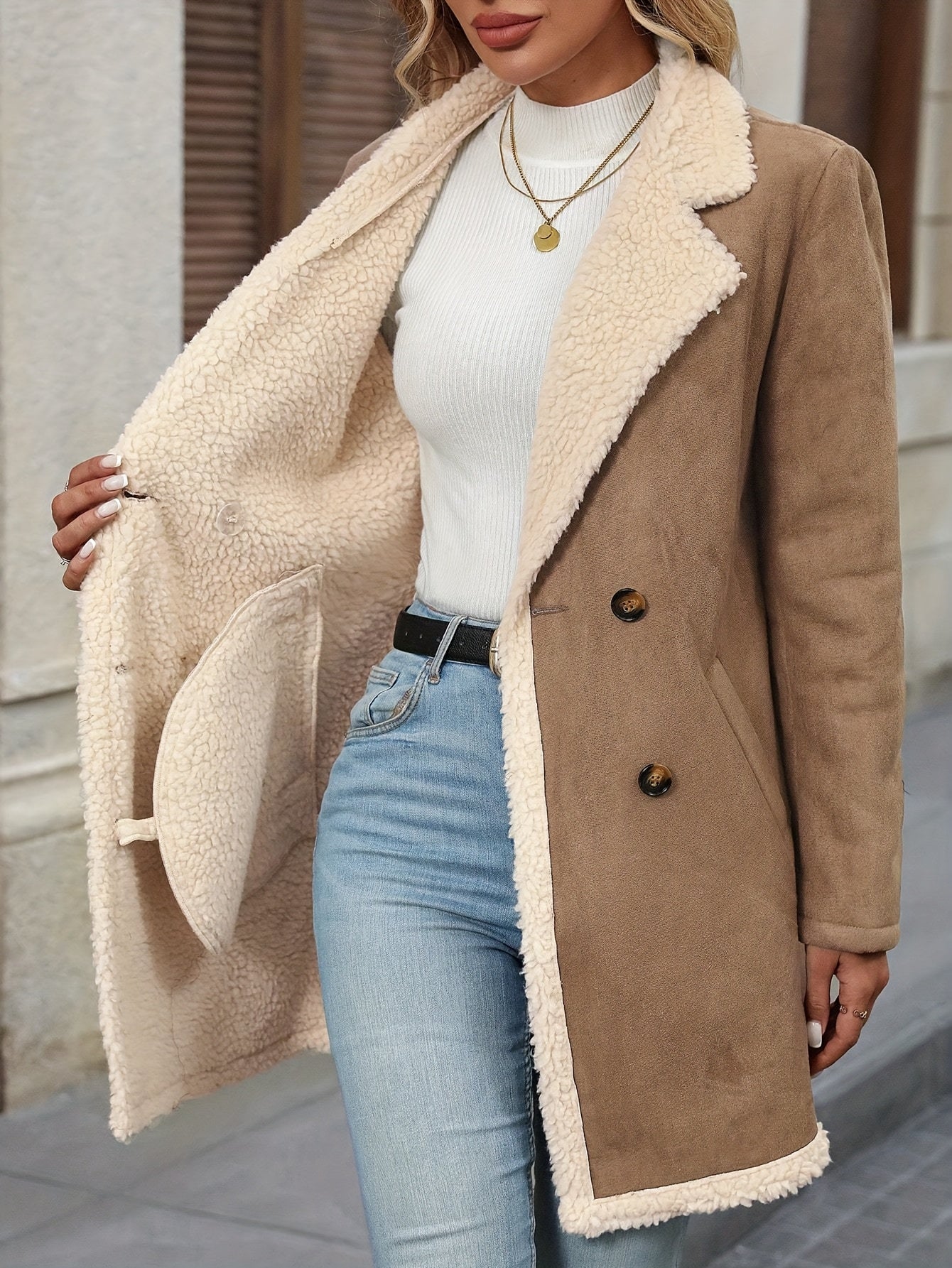 Manteau Long Élégant Double Boutonnage pour Femme - Chaleur Hivernale, Contraste Marron & Blanc, Devant Boutonné, Poches à Rabat, Style Décontracté, Vêtement Toutes Saisons, Vêtement d'Hiver Décontracté | Design Couleur Contrastée | Manteau Boutonné