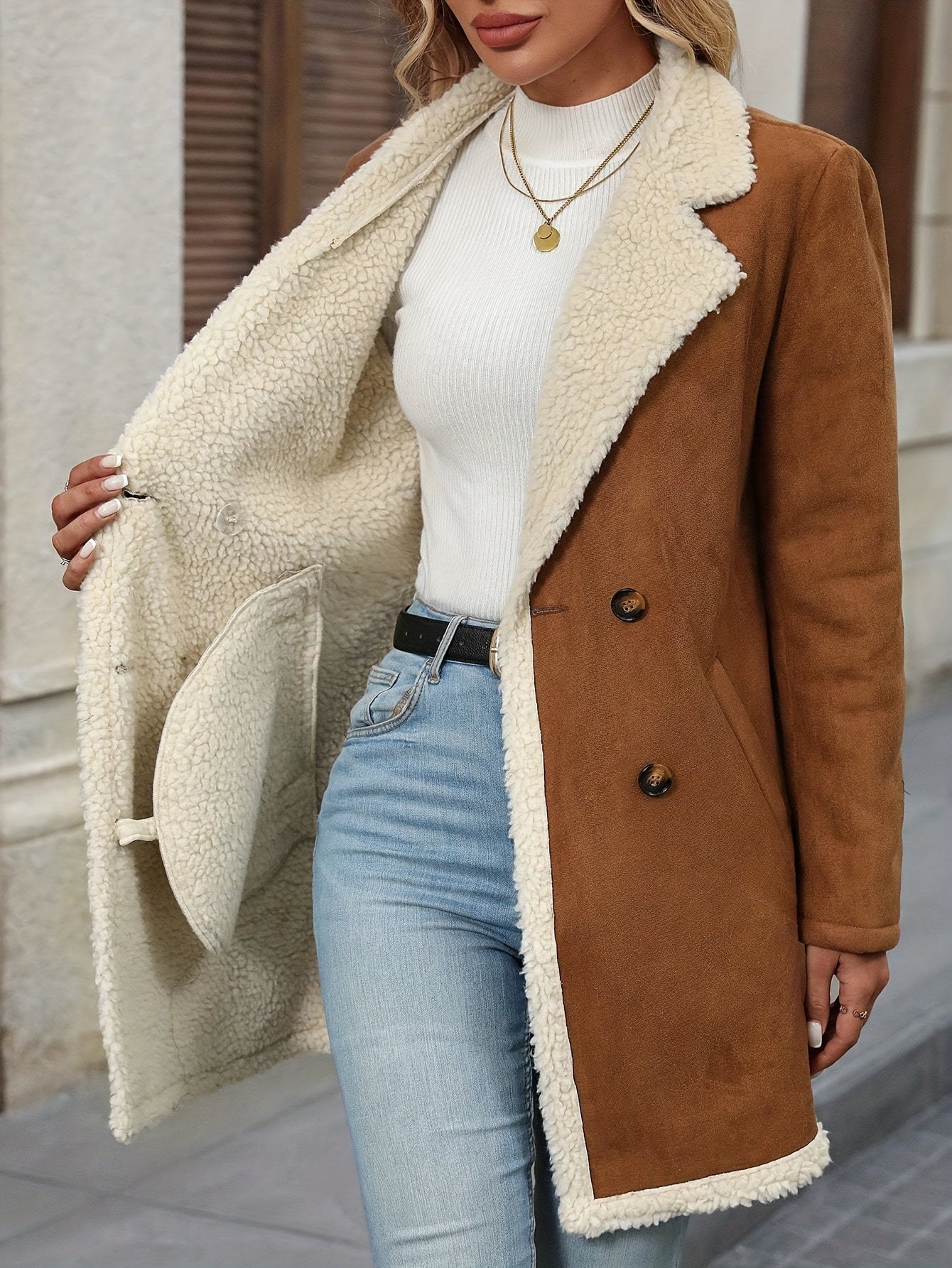 Manteau Long Élégant Double Boutonnage pour Femme - Chaleur Hivernale, Contraste Marron & Blanc, Devant Boutonné, Poches à Rabat, Style Décontracté, Vêtement Toutes Saisons, Vêtement d'Hiver Décontracté | Design Couleur Contrastée | Manteau Boutonné