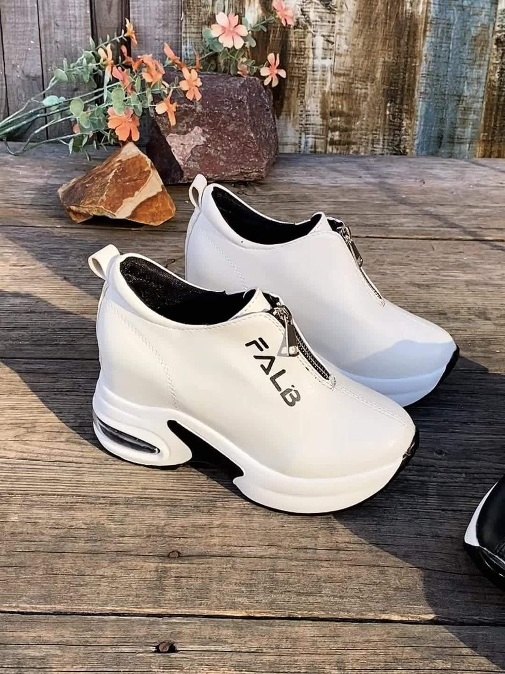 Mocassins à enfiler pour femmes avec augmentation de la hauteur intérieure - Fermeture à enfiler, semelle intérieure rembourée et semelle en caoutchouc antidérapante - Chaussures de tous les jours et formelles toutes saisons - Couverture synthétique noire