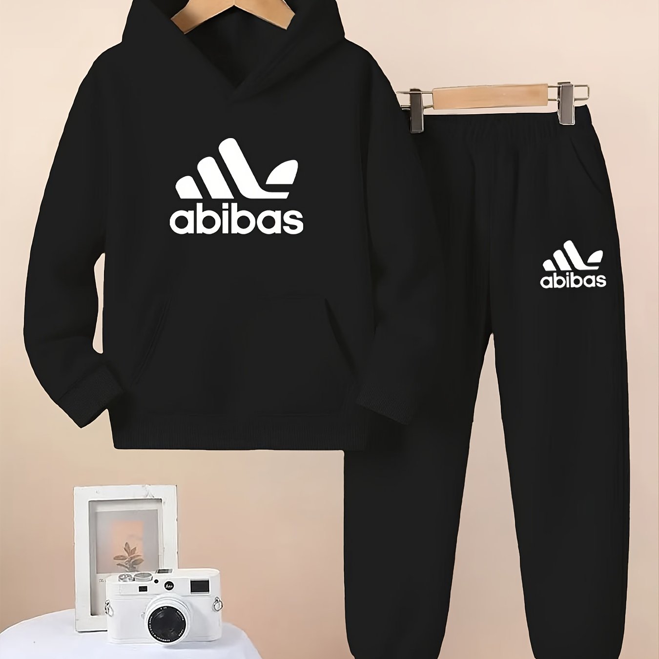 Ensemble de hoodie et de pantalon bleu marine pour garçons - Imprimé Adidas tendance, vêtements décontractés durables avec taille élastique et manches, confort toutes saisons, parfait pour les activités de plein air, vêtements toutes saisons | Tenue tenda