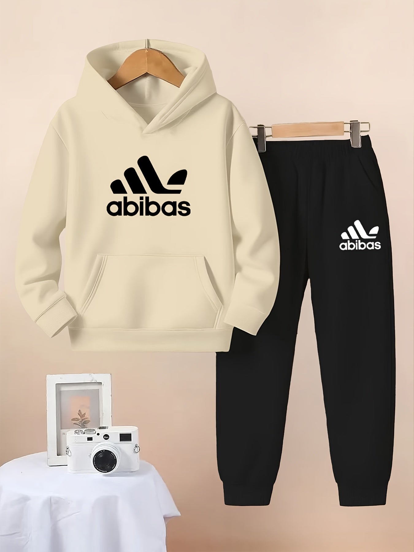 Ensemble de hoodie et de pantalon bleu marine pour garçons - Imprimé Adidas tendance, vêtements décontractés durables avec taille élastique et manches, confort toutes saisons, parfait pour les activités de plein air, vêtements toutes saisons | Tenue tenda
