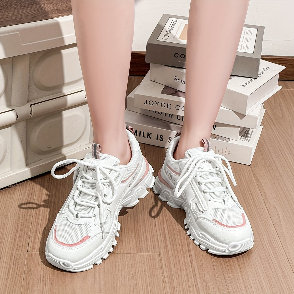 Baskets Femme Blanche - Style Bas Lacets avec Dessus en Mesh, Semelle Intérieure en Tissu Respirant et Semelle Extérieure en PVC Durable pour Tenue Décontractée et Sportive, Chaussures Décontractées | Baskets Tendances | Baskets avec Dessus en Mesh